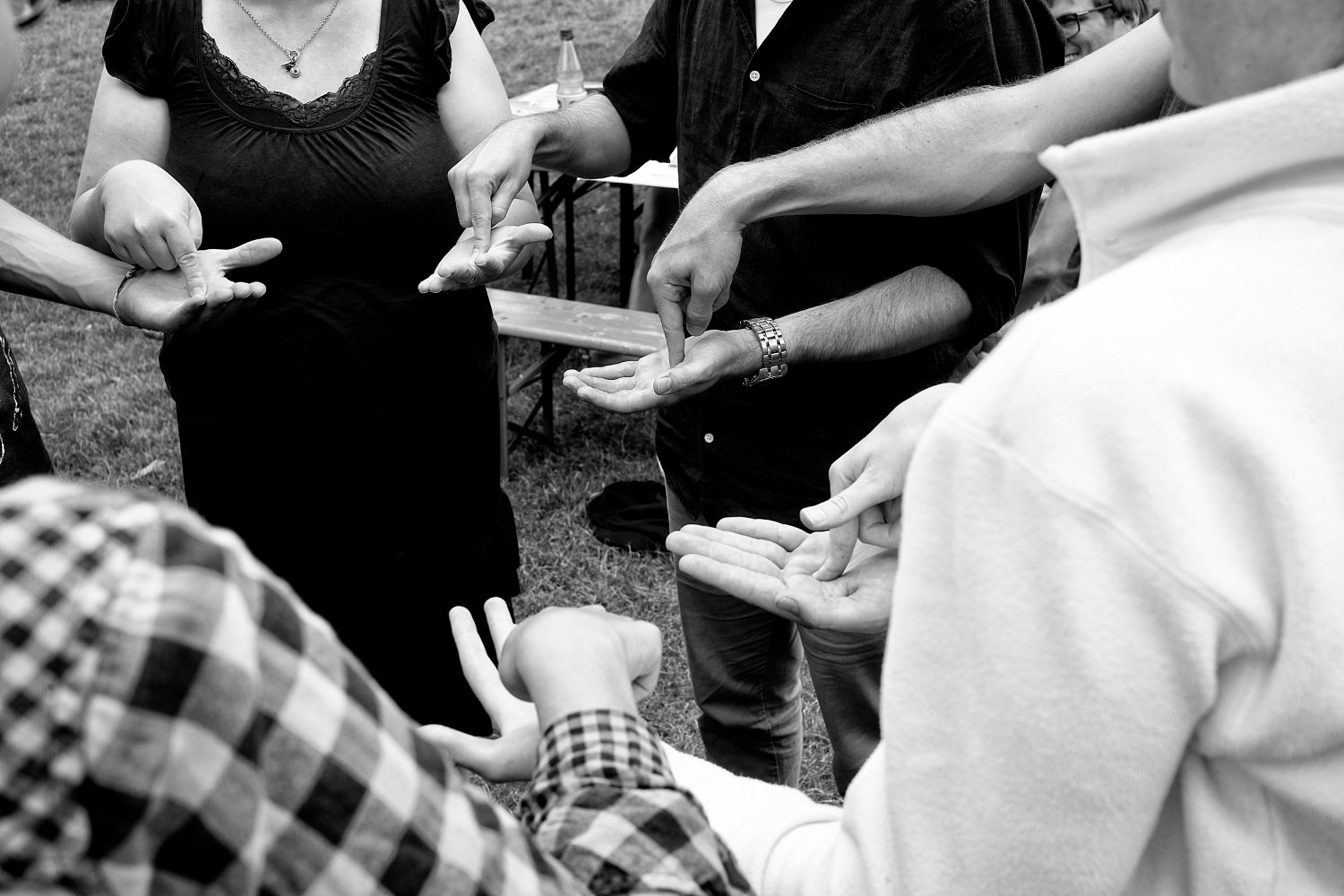 Eindrücke von einem vergangenen Labor mit Utopieverdacht: Eine Gruppe Menschen steht draussen in einem Kreis und spielt ein Spiel