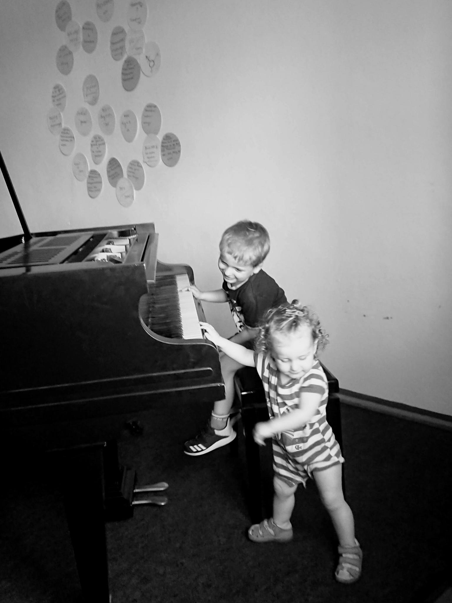 Eindrücke von einem vergangenen Labor mit Utopieverdacht: Kinder spielen an einem Flügel (Piano).